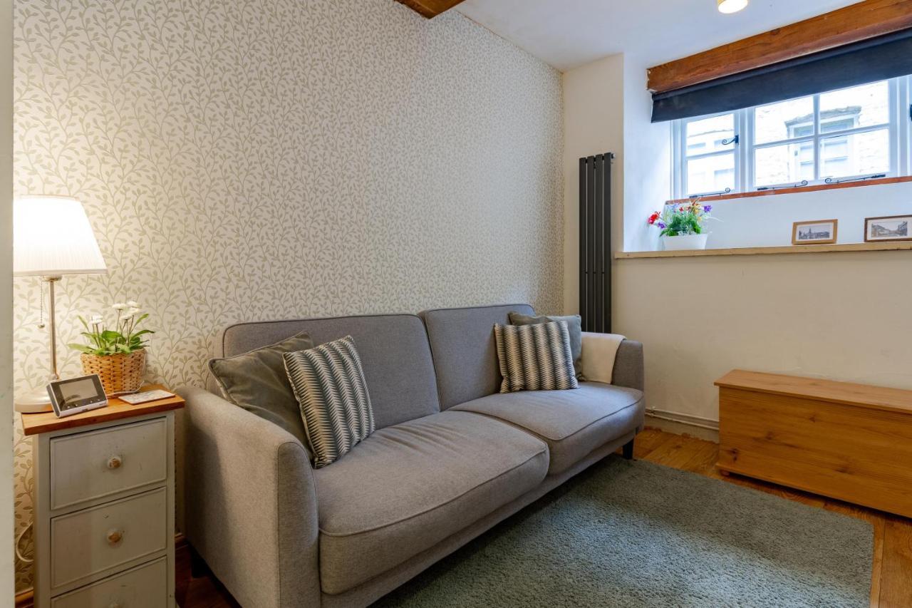 The Shoe Box Cottage With Allocated Parking マルムズベリー エクステリア 写真