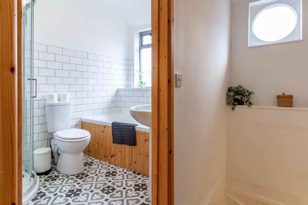 The Shoe Box Cottage With Allocated Parking マルムズベリー エクステリア 写真