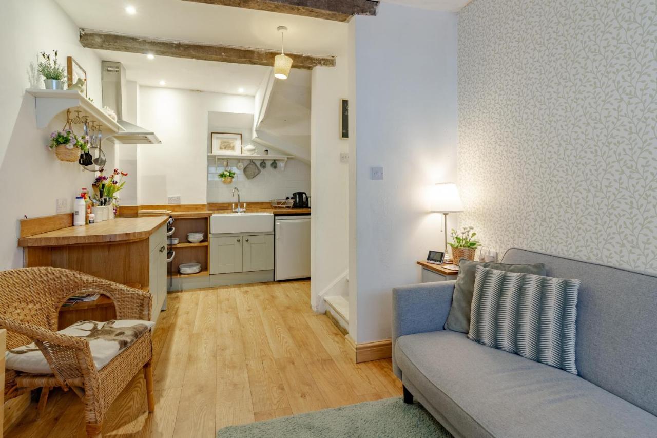 The Shoe Box Cottage With Allocated Parking マルムズベリー エクステリア 写真