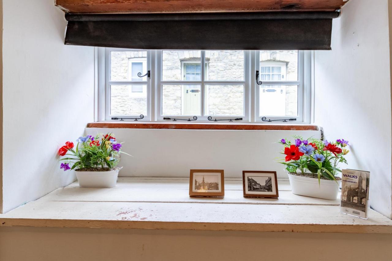 The Shoe Box Cottage With Allocated Parking マルムズベリー エクステリア 写真