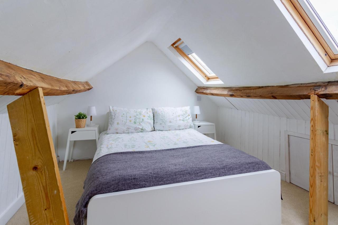 The Shoe Box Cottage With Allocated Parking マルムズベリー エクステリア 写真